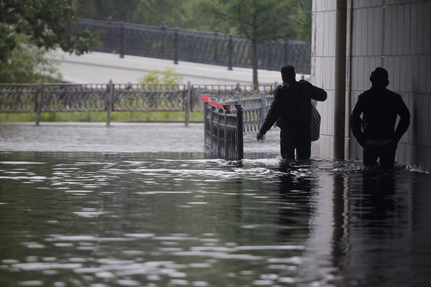 Настоящий потоп произошел на некоторых улицах Москвы в результате рекордного дождя, затопившего столицу. Столько осадков, уверяют синоптики, в это время года не проливалось на Москву за последние 130 лет