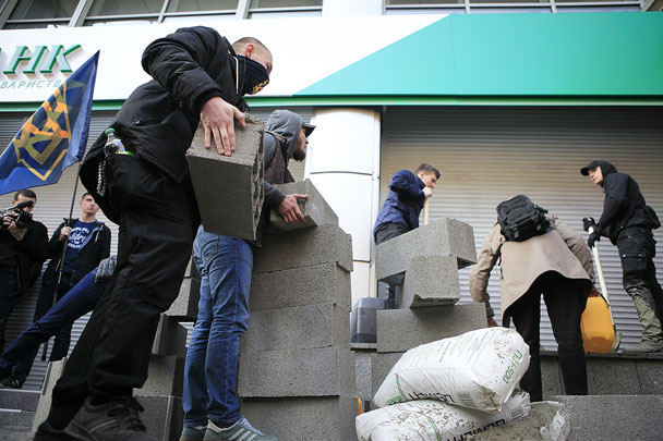 Члены нацбатальона «Азов» заблокировали вход в отделение Сбербанка в Киеве, построив стену из бетонных блоков. Активисты «Азова» называют «стену перед российским банком первым шагом к построению границы с Россией»