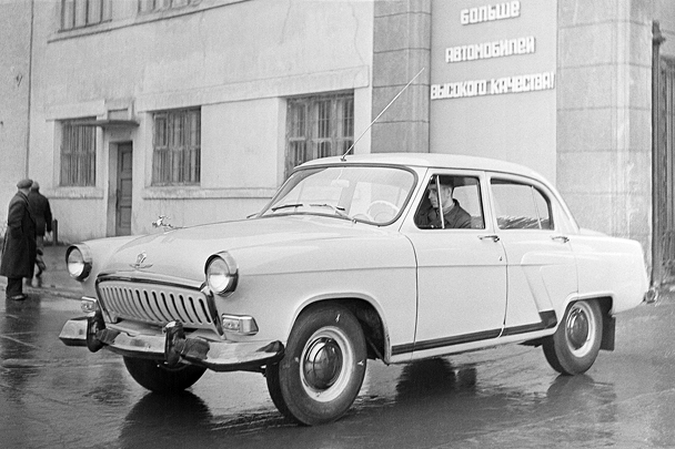 Легендарный советский автомобиль «Волга», который перестали производить в 2008 году, может возродиться в новом облике – не легковой машины, а среднеразмерной. «Волгу» могут превратить в коммерческий автомобиль – пятиместный пассажирский или в грузовом варианте