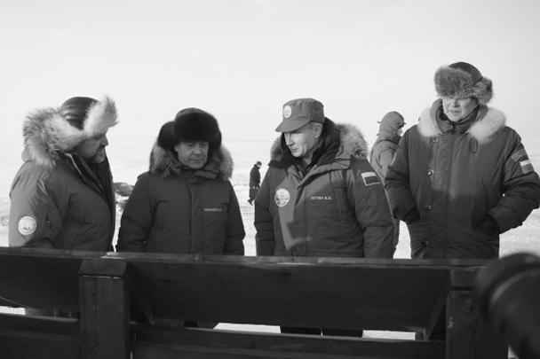 Владимир Путин совместно с премьер-министром Дмитрием Медведевым совершил короткую поездку в Арктику, на архипелаг Земля Франца-Иосифа. Руководители государства оценили результаты «генеральной уборки» Арктики