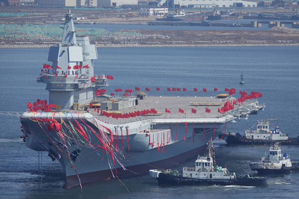 В китайском порту Далянь (Дальний) на воду спущен второй авианосец флота КНР. Это первый корабль такого типа, построенный в самом Китае. Сейчас в распоряжении флота находится авианосец «Ляонин» – бывший советский и украинский тяжелый авианесущий крейсер «Варяг», проданный Украиной Китаю в 1998 году.<br>Всего Китай планирует строительство пяти авианосцев