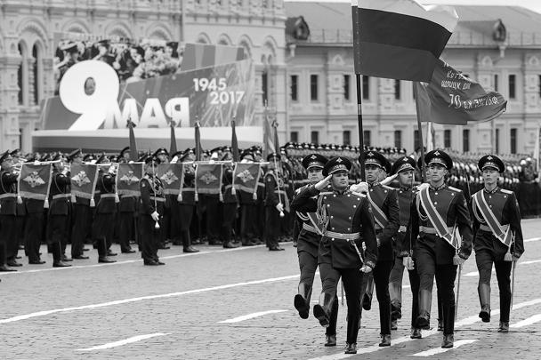 Парад по случаю 72-й годовщины Победы в Великой Отечественной войне состоялся в Москве, в нем участвовали более 10 тыс. военных, 114 единиц техники и 72 вертолета и самолета. В начале парада гвардейцы Преображенского полка вынесли на Красную площадь флаг России и Знамя Победы