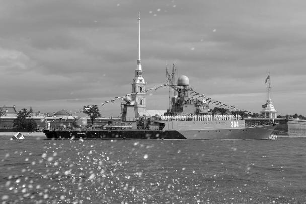 Главный военно-морской парад в честь Дня ВМФ состоялся в Санкт-Петербурге. Парад стал одним из наиболее впечатляющих мероприятий подобного рода за всю историю современной России