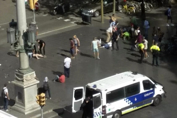 В Барселоне и Камбрильсе произошли теракты с использованием транспорта: днем в четверг фургон въехал в толпу в туристическом центре Барселоны, ночью был совершен наезд на пешеходов в Камбрильсе. В результате погибли 13 человек, порядка ста получили ранения. Кроме того, прогремели два взрыва в Альканаре