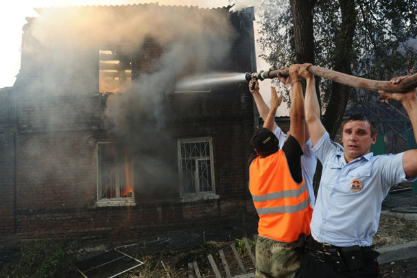 Десятки частных домов охватил крупный пожар, вспыхнувший в Ростове-на-Дону. Ради тушения пожара пришлось эвакуировать около тысячи человек, привлечь сотни пожарных, самолеты и вертолеты, и даже пожарный катер