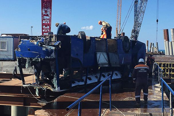 В Краснодарском крае в море упал автобус, в котором находились задействованные в строительстве пирса для Таманьнефтегаза. По последним данным, погибли 18 человек, еще 27 удалось спасти, судьба одного остается неизвестной