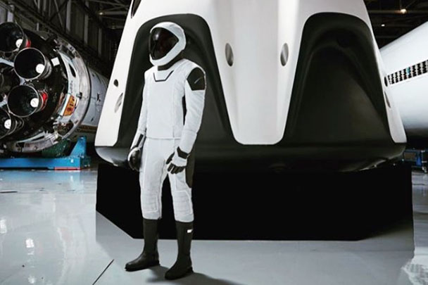 Илон Маск в своем блоге разместил фото нового скафандра SpaceX в полный рост. До этого он показывал шлем и верхнюю часть защитного космического костюма. Человек в скафандре стоит на фоне корабля Crew Dragon