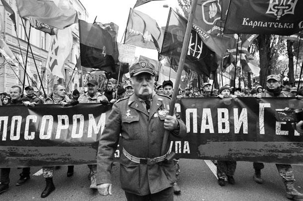 В Киеве в субботу прошел неонацистский «Марш славы героев». Он был приурочен к 75-й годовщине создания Украинской повстанческой армии (УПА), которая несет ответственность за многочисленные военные преступления, в частности за Волынскую резню 1943 года. Этот день официально объявлен Днем защитника Отечества на Украине