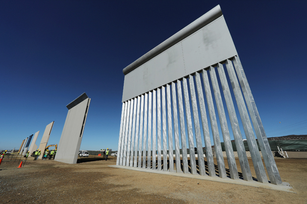 Несколько образцов будущей стены, которую планируется возвести на границе США и Мексики, представили американские пограничники рядом с переходом Отай Меса в Сан-Диего. Это будут девятиметровые конструкции из стали и бетона, которые должны стать непреодолимым препятствием