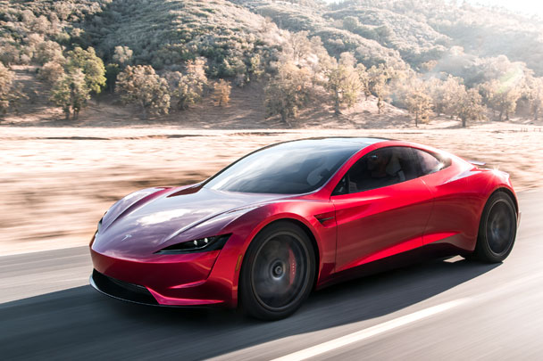 Илон Маск презентовал полноприводный спортивный автомобиль Tesla Roadster и электрический тягач Tesla Semi. Максимальная скорость спорткара – 400 км в час, на одной зарядке он может проехать до 1 тыс. км. Первые 1000 автомобилей будут стоить 250 тыс. долларов
