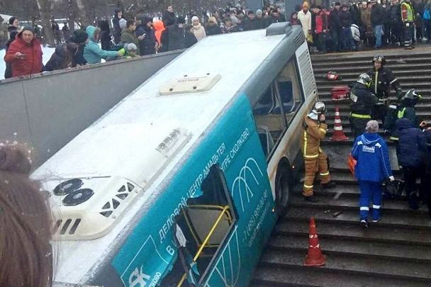 Трагическое ДТП произошло в центре Москвы – рейсовый городской автобус по неустановленным пока причинам сошел с трассы и въехал в пешеходный переход. Несколько человек погибли