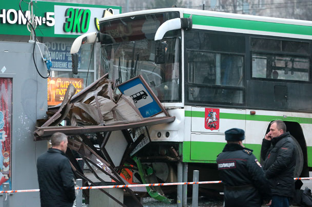 Рейсовый пассажирский автобус врезался в остановку возле станции метро «Сходненская» на северо-западе Москвы. В результате пострадали три человека. По предварительным данным, причиной инцидента стало то, что в автобус врезался легковой автомобиль, изменив траекторию его движения