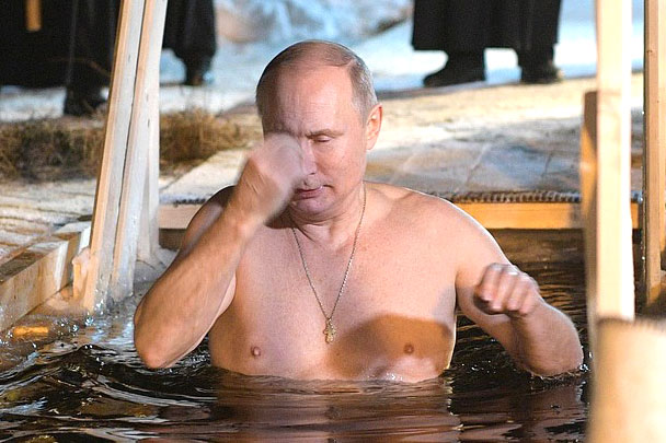 Президент России Владимир Путин принял участие в крещенских купаниях. Он окунулся в освященную воду на Селигере у мужского монастыря Нило-Столобенская пустынь. Всего же о желании поучаствовать в обряде в этом году заявил каждый седьмой россиянин