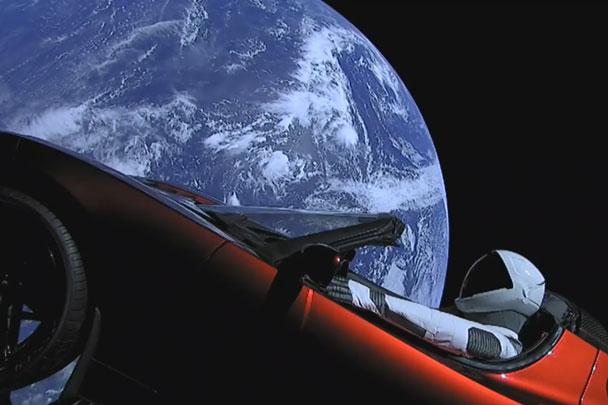 Ракета Falcon Heavy в ночь на среду совершила первый старт с космодрома на мысе Канаверал во Флориде. Она отправила в космос спортивный автомобиль Илона Маска Tesla Roadster, который начнет движение к Марсу по гелиоцентрической орбите. Однако при посадке центральный разгонный блок разбился