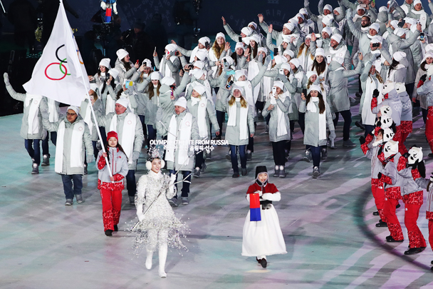На фото – российские спортсмены, в нейтральной форме и под олимпийским флагом прошедшие во время парада на церемонии открытия XXIII зимних Олимпийских игр в Пхенчхане (Южная Корея)