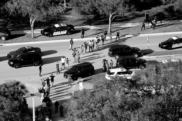 Во время стрельбы в средней школе Marjory Stoneman Douglas во Флориде погибли 17 человек. В стрельбе подозревают 19-летнего Николаса Круза. Это бывший ученик школы, которого исключили по «дисциплинарным причинам». Перед тем как начать стрельбу, он включил пожарную тревогу, создав хаос в здании