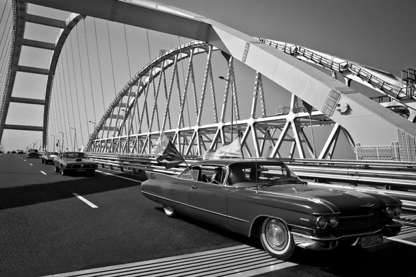 Стартовавшая из Москвы колонна участников первого крымского фестиваля автомобилей «Мост» добралась до Крымского моста. Финальной точкой этого маршрута будет Ялта. В пробеге участвуют классические и культовые автомобили 