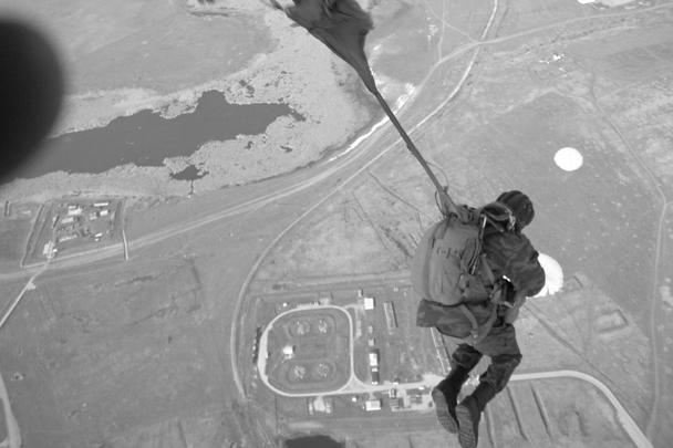 Прыжки с парашютом проводят бойцы 16-й обрСпН