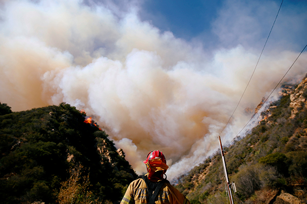 Самый разрушительный за всю историю штата Калифорния лесной пожар охватил почти 45 тыс. га. Пламя уничтожило несколько тысяч строений, эвакуированы более 300 тыс. человек, в округе Лос-Анджелес – 170 тысяч. Погибли более трех десятков человек, о судьбе 228 ничего не известно