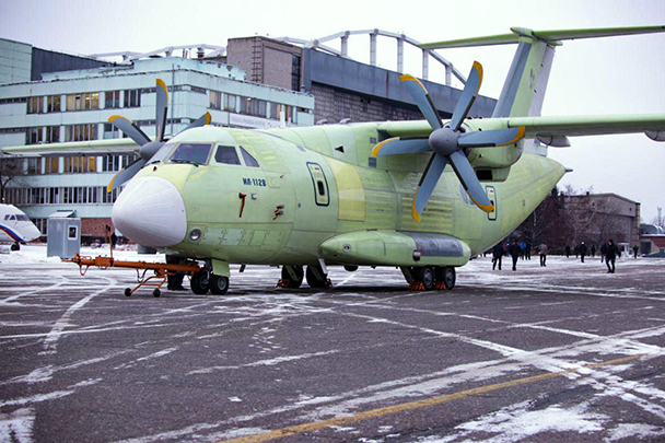 На фото – первый легкий военно-транспортный самолет нового поколения Ил-112В. Во вторник машина впервые покинула сборочный цех, и теперь ей предстоит целая серия испытаний. Россия впервые после развала СССР начинает производство самолетов данного класса