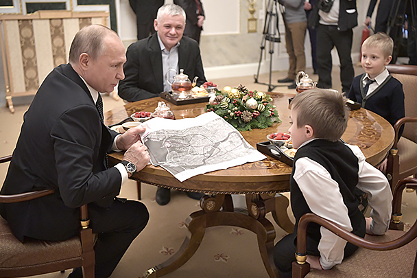 Владимир Путин встретился с Артемом Пальяновым из Ленинградской области. Глава государства подарил тяжелобольному мальчику новогодние подарки, а также организовал для него и его семьи обещанный полет на президентском вертолете