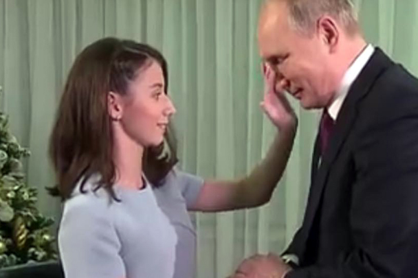 Трогательная сцена с участием президента Путина произошла после интервью главы государства, которое брала 17-летняя Регина Парпиева. Девочка, страдающая отсутствием зрения, попросила после интервью потрогать руками лицо главы государства