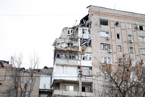 На девятом этаже жилого дома в городе Шахты Ростовской области взорвался газ. Повреждены четыре квартиры на девятом и восьмом этажах. На данный момент известно об одном погибшем, судьба еще четырех неизвестна. Из дома эвакуированы 140 человек