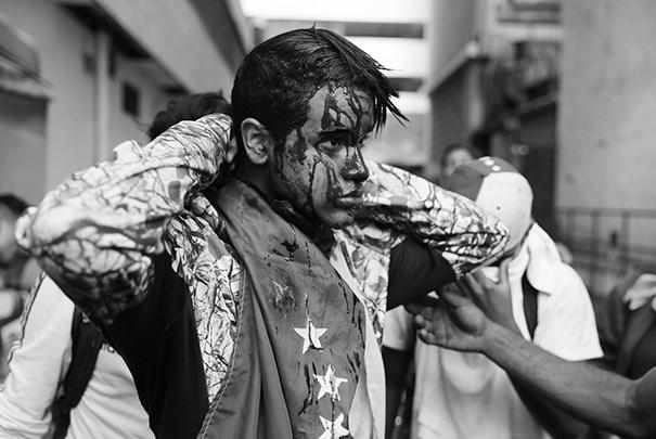 По всей Венесуэле начались столкновения противников президента Николаса Мадуро с национальными силами безопасности. В беспорядках участвуют сотни тысяч венесуэльцев. Число задержанных измеряется сотнями, более десяти человек погибли