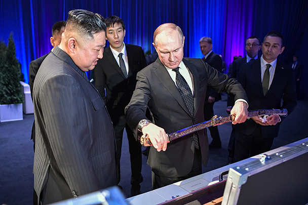 В четверг во Владивостоке состоялась первая встреча лидеров КНДР и России.  После переговоров вождь КНДР подарил президенту России корейский меч