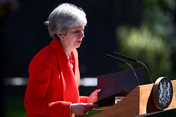 Премьер-министр Великобритании Тереза Мэй в пятницу объявила о своей скорой отставке с поста лидера Консервативной партии и, соответственно, с поста главы правительства. Свои полномочия она сложит 7 июня. Во время своей речи Мэй не смогла сдержать слез.