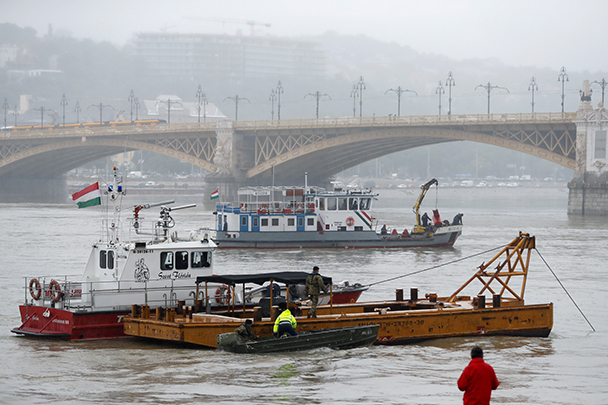 Прогулочный катер с туристами из Южной Кореи затонул после столкновения с другим пассажирским судном на Дунае – у здания парламента в центре Будапешта. В результате, по последним данным, погибли семь человек, еще 21 считается пропавшим без вести
