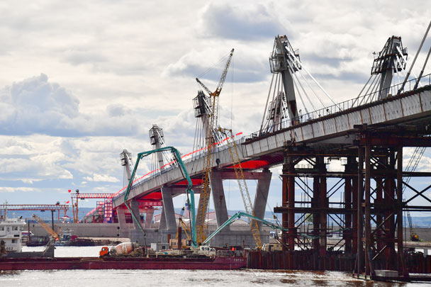 На границе России и Китая состоялась торжественная стыковка двух частей автомобильного моста через Амур, который соединил Благовещенск и Хэйхэ. Общая длина моста – 1080 метров. Его строительство будет завершено в конце 2019 года, а ввод в эксплуатацию произойдет весной 2020 года