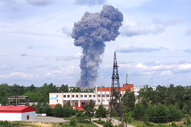 В городе Дзержинске Нижегородской области произошел мощный взрыв на заводе «Кристалл» по производству тротила. В двух сотнях домов в радиусе трех километров выбило стекла. Пострадали десятки человек. В городе введен режим чрезвычайной ситуации