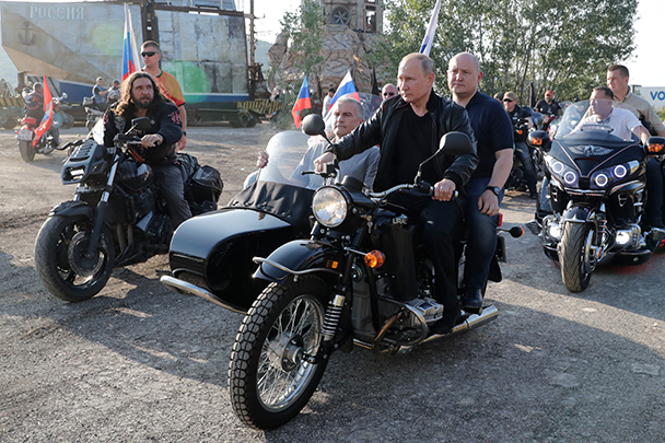 Владимир Путин приехал на байк-шоу «Тень Вавилона», которое проходит в Севастополе, за рулем мотоцикла «Урал» с российским флагом и в кожаной куртке. Главу государства встретили приветственными гудками