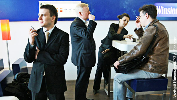 Роспотребнадзор выступил против комнат для курения в аэропортах