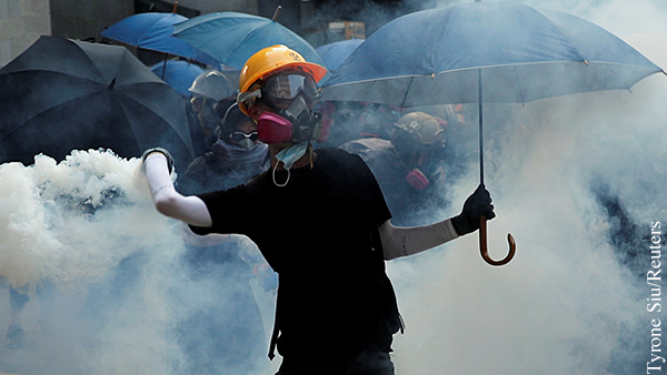 Демонстранты в Гонконге забросали полицию камнями и кусками асфальта