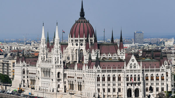 Власти Венгрии начали изымать выданные жителям Закарпатья паспорта