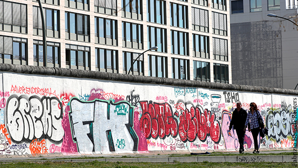 Немецкие СМИ назвали падение Берлинской стены символом «унижения» русских