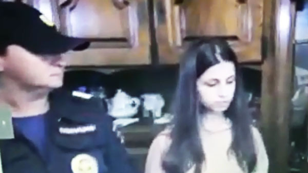 В сети появилось видео допроса сестер Хачатурян на месте убийства отца
