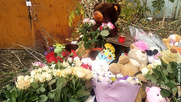Жители Саратова устроили мемориал у места убийства девятилетней девочки