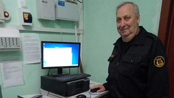 Школьный охранник заменил звонки на песни в Красноярске