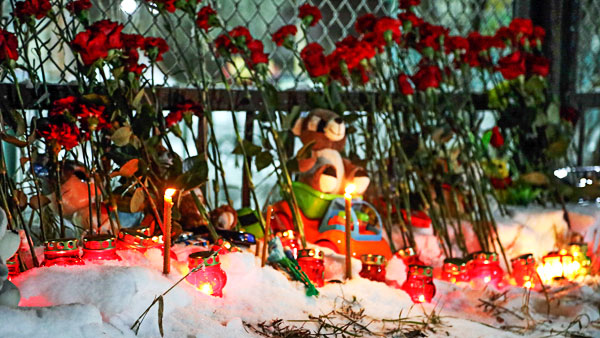 Жители Нарьян-Мара несут к детсаду цветы, свечи и игрушки