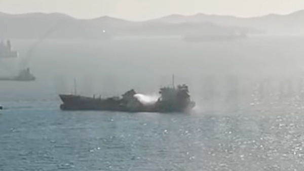 Опубликовано видео с поврежденным взрывом газа танкером в Находке