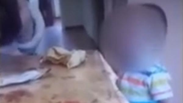 Издевательства жительницы Камчатки над голодным ребенком попали на видео