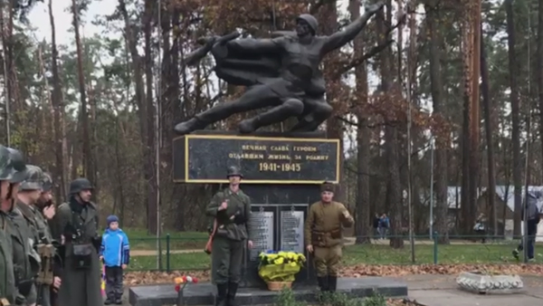 У памятника красноармейцам на Украине поставили почетный караул в форме вермахта