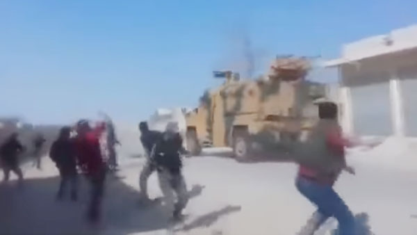 Российско-турецкий патруль закидали камнями в Кобани