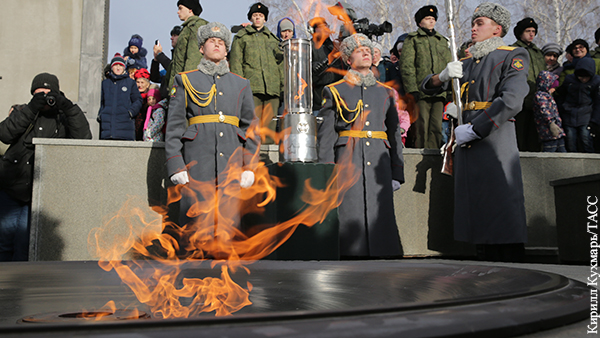 Вечный огонь с могилы Неизвестного солдата зажгли в Новосибирске