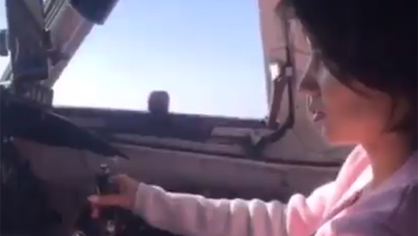 На давшего «порулить» самолетом девушке пилота Ан-24 завели дело