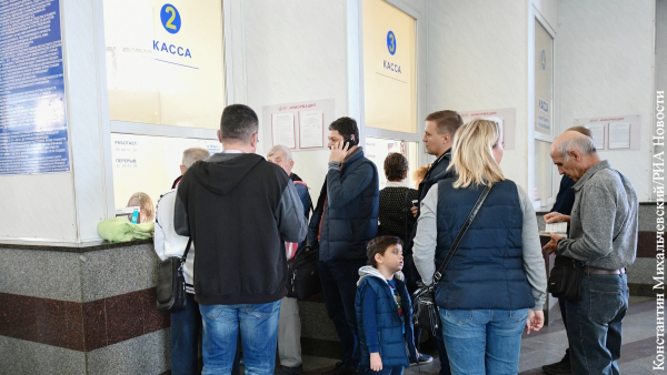 На крымских вокзалах образовались очереди за билетами на поезд
