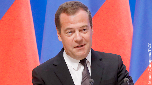 Медведев пошутил по поводу прививки от гриппа